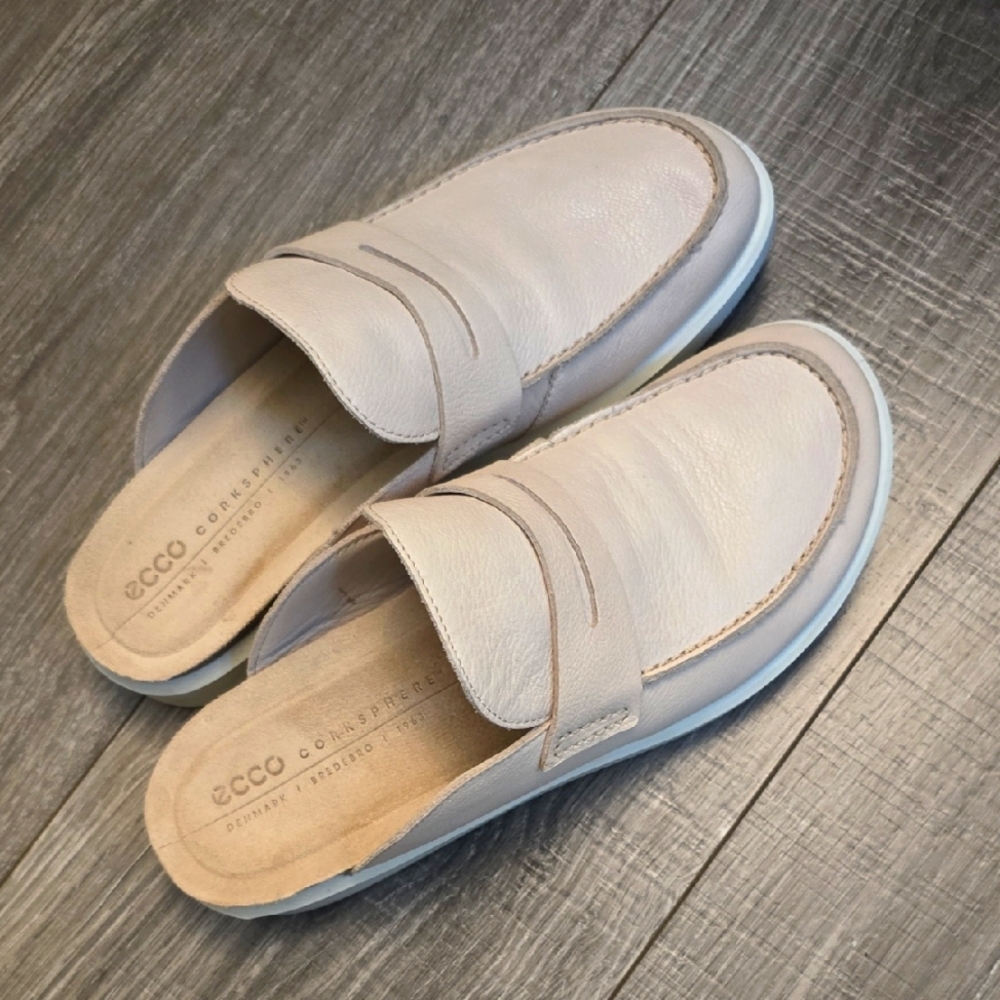 Ecco Corrsphere  Cream Loafers Slip-Ons. Ivory Leather. Size 9.
